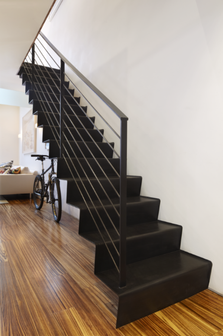 Plieniniai laiptai modernus minimalistiniai